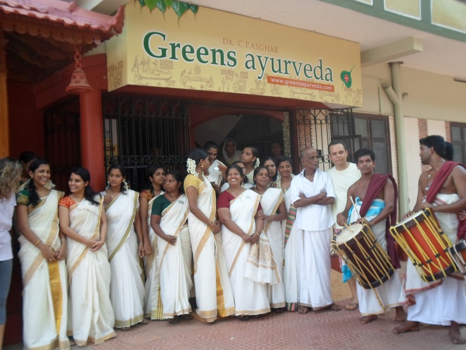 Cérémonie d'accueil avec  personnel médical et joueurs de tambour - Centre Greens Ayur - Inde